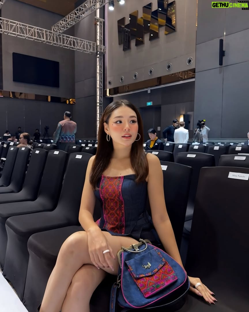 Chue Lay - 368 Likes - ဒီနေ့လေး လှနေတယ် ….. 💙

👗 Ma Pont
💄 Royal Phyo