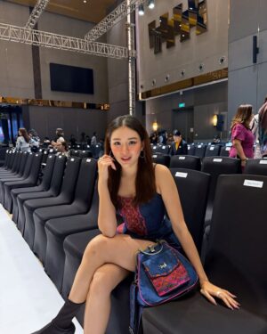 Chue Lay Instagram - ဒီနေ့လေး လှနေတယ် ….. 💙

👗 Ma Pont
💄 Royal Phyo