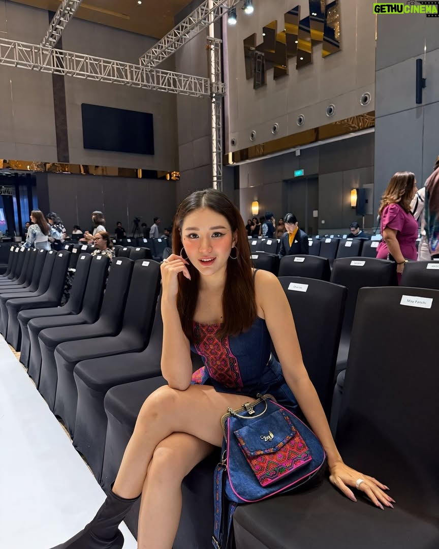 Chue Lay - 368 Likes - ဒီနေ့လေး လှနေတယ် ….. 💙

👗 Ma Pont
💄 Royal Phyo