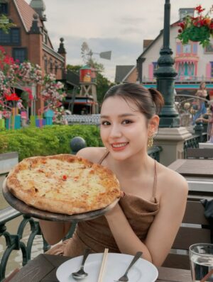 Chue Lay Instagram - 📍@chocolateville 🐻🐥🍫✨💞
#MistineMyanmar
#No1ThailandCosmetics
#Cosmoprof2025
#MistineNewEnergy 
#ChueLay #bangkok #actress #myanmar