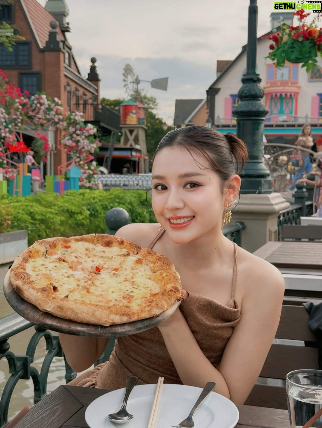 Chue Lay - 426 Likes - 📍@chocolateville 🐻🐥🍫✨💞
#MistineMyanmar
#No1ThailandCosmetics
#Cosmoprof2025
#MistineNewEnergy 
#ChueLay #bangkok #actress #myanmar