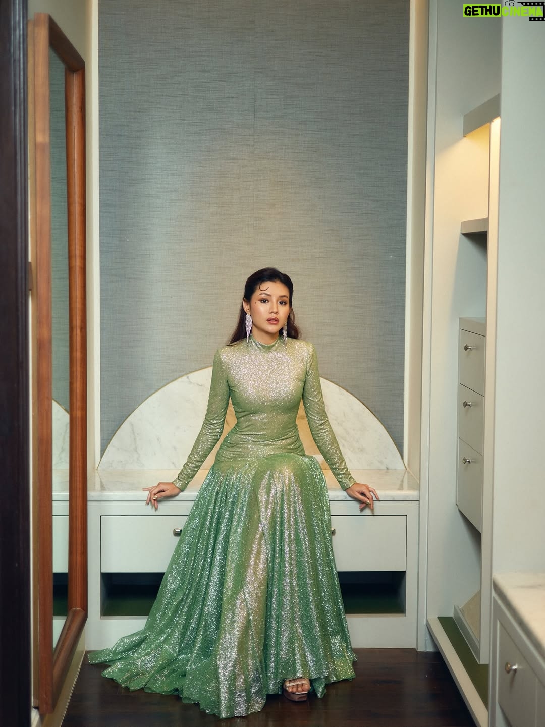 Chue Lay - 293 Likes - Elegance looks like this 💚✨

Photo- Aung Zaw(LoveSpace)
Retouch - Nyi Nyi Hla Baw(LoveSpace)
Dress - @zippyzenith 
Stylist - @hannaynainglynn 
Makeup - KarKar Makeup Artist
Hair - May Paing

#ChueLay #actress #elegant