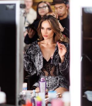 Cinta Laura Kiehl Instagram - Bersyukur campur sedih. 💔

Sayangnya Indonesia tidak bisa hadir di Le Défilé Paris tahun ini. Tapi aku luar biasa bersyukur sudah diberi kesempatan untuk bisa menjadi bagian dari event global bersama orang-orang yang luar biasa inspiratif. Hope to be back better and stronger next year! ♥️

Wishing all the incredible people the best of luck tomorrow. Shine your light and remind everyone that WE’RE WORTH IT! 🔥

@lorealparis