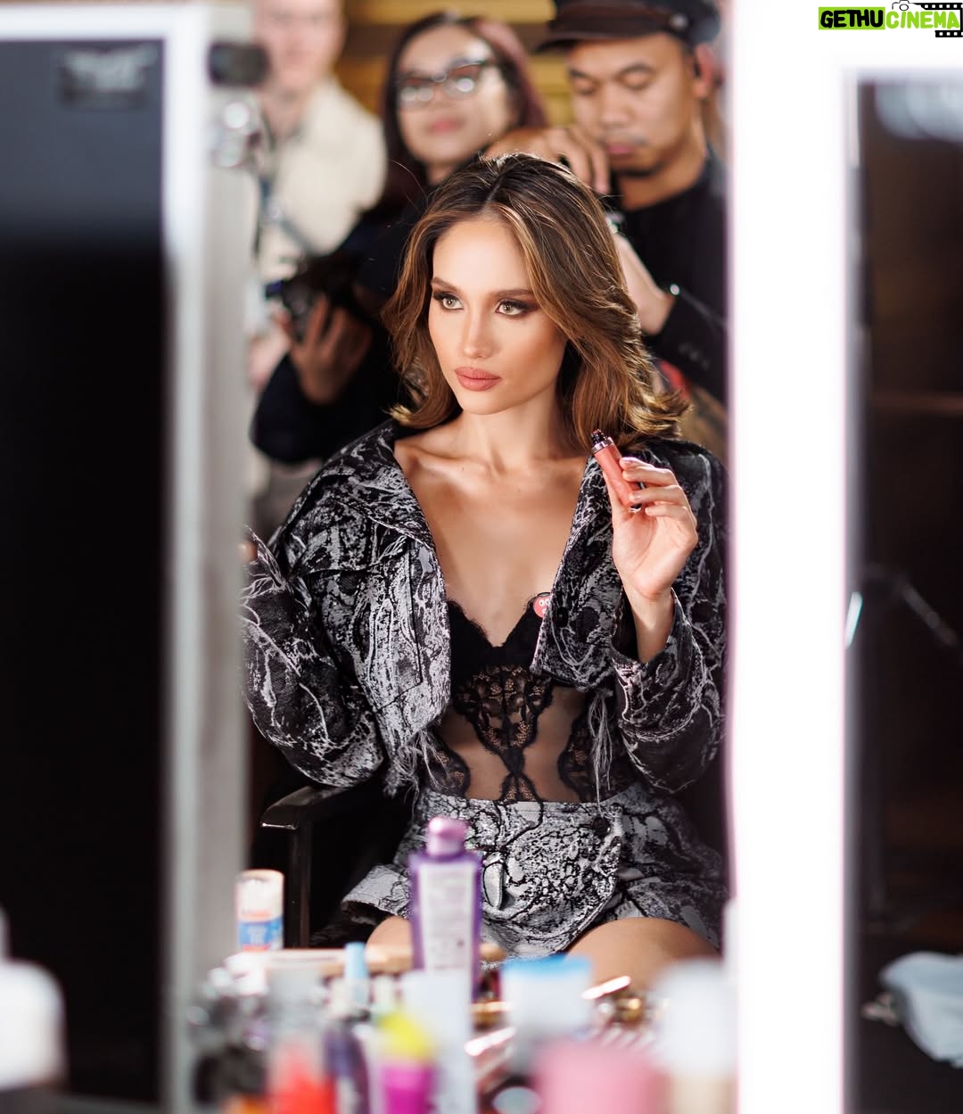 Cinta Laura Kiehl - 108.2K Likes - Bersyukur campur sedih. 💔

Sayangnya Indonesia tidak bisa hadir di Le Défilé Paris tahun ini. Tapi aku luar biasa bersyukur sudah diberi kesempatan untuk bisa menjadi bagian dari event global bersama orang-orang yang luar biasa inspiratif. Hope to be back better and stronger next year! ♥️

Wishing all the incredible people the best of luck tomorrow. Shine your light and remind everyone that WE’RE WORTH IT! 🔥

@lorealparis