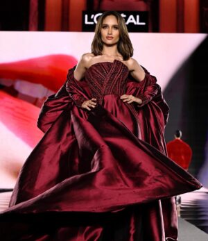 Cinta Laura Kiehl Instagram - Bersyukur campur sedih. 💔

Sayangnya Indonesia tidak bisa hadir di Le Défilé Paris tahun ini. Tapi aku luar biasa bersyukur sudah diberi kesempatan untuk bisa menjadi bagian dari event global bersama orang-orang yang luar biasa inspiratif. Hope to be back better and stronger next year! ♥️

Wishing all the incredible people the best of luck tomorrow. Shine your light and remind everyone that WE’RE WORTH IT! 🔥

@lorealparis