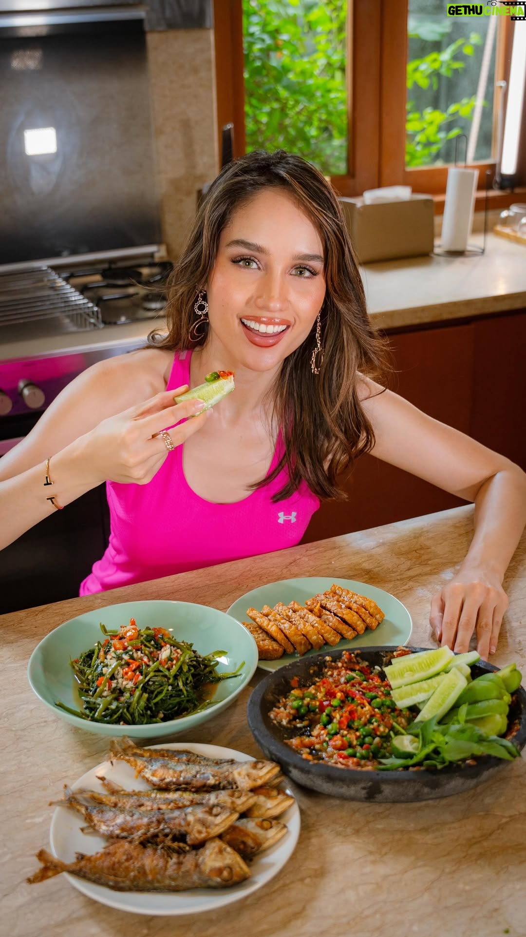 Cinta Laura Kiehl - 208.2K Likes - My DNA: 25% Sundanese, 25% Javanese, 50% German and 100% obsessed with LEUNCA.

Lagi pengen banget sambel leunca, jadi bikin deh! Ikan asin jadi temen makan yang sempurna (and yes, proteinnya lebih tinggi dari salmon 💅).

Resep lengkapnya udah aku share di broadcast channel “AGENTS OF LOVE.” Join ya! ✨