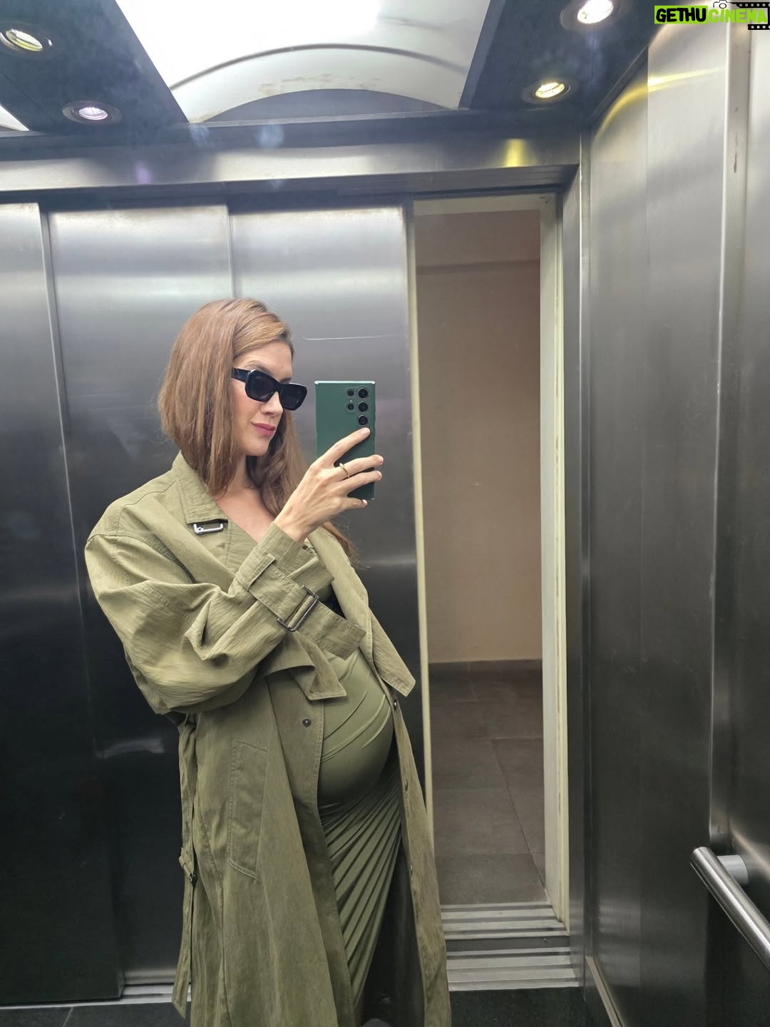 Clara Alonso - 63.8K Likes - De pijama. Haciendo limpieza, ordenando cables, sacando ollas viejas, cocinando, desordenando otras cosas de la casa.

Nada más lejano que estas fotitos que me, bueno... nos hizo mi 🤍 esta semana.

Feliz domingo♡