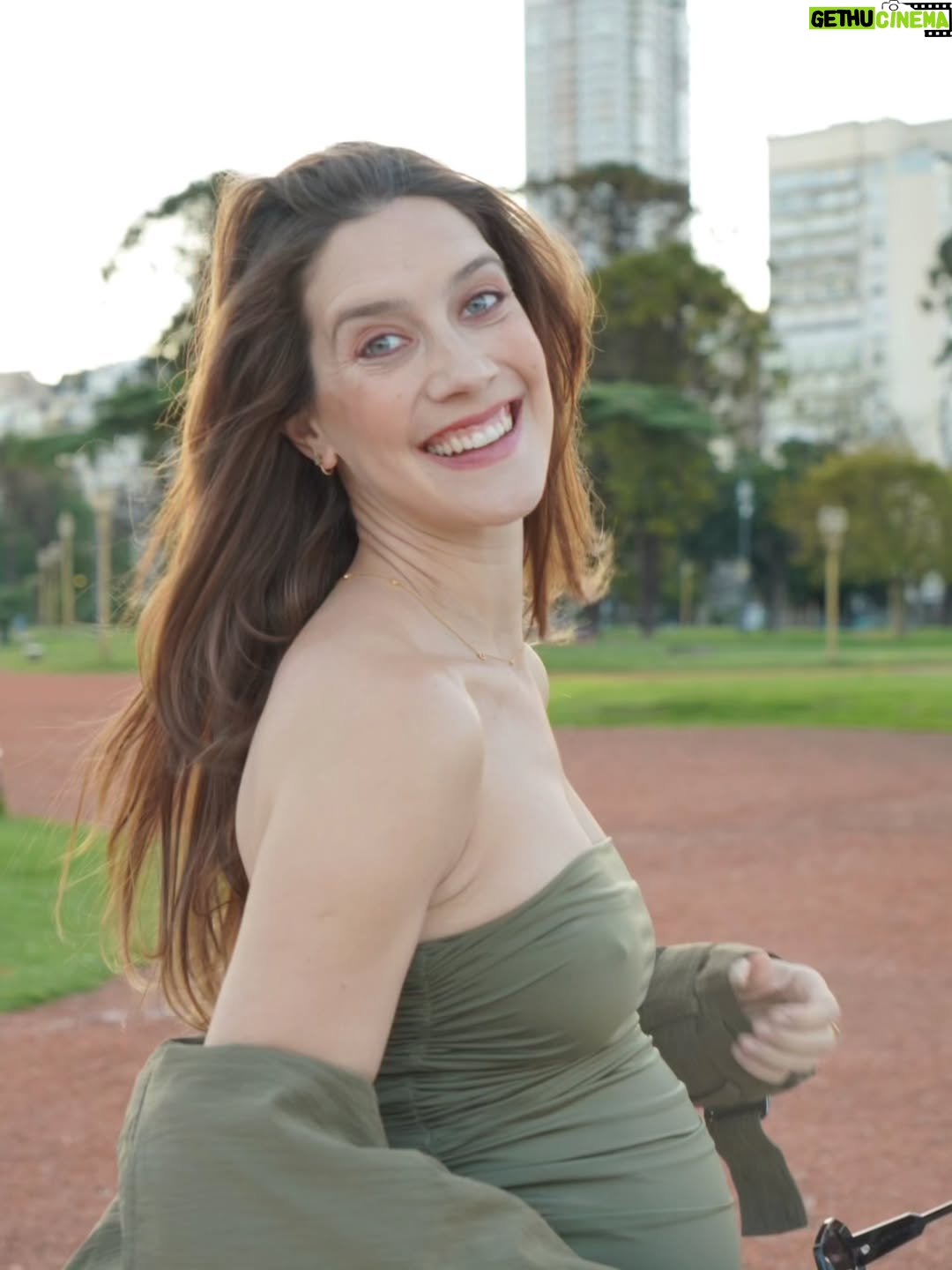 Clara Alonso - 63.8K Likes - De pijama. Haciendo limpieza, ordenando cables, sacando ollas viejas, cocinando, desordenando otras cosas de la casa.

Nada más lejano que estas fotitos que me, bueno... nos hizo mi 🤍 esta semana.

Feliz domingo♡