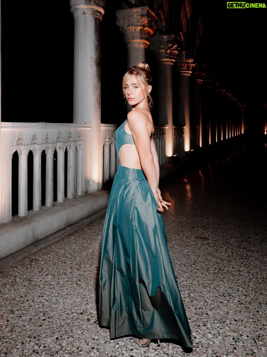 Clara Galle - 0.9 Million Likes - Venice Film Festival 2025…esto se va convirtiendo en una tradición anual. Qué sensación tan increíble la de poder ver películas en una ciudad de cuento. Y mejor acompañada imposible. Gracias @armanibeauty ❤️ Y gracias @giorgioarmani por brindarme la oportunidad de llevar esta pieza tan espectacular. 

Y equipo… qué decir. Sois quien hace posible esto y quien hace que lo fácil decir disfrutar lo sea aún más. @carlosramoss @jesus_pyn @jufcarreira @paulaalen_ @andresgarlujan (fotones siempre) @rebecatfigueroa (💙) @_freddyalonso (👗💚) #armanimakeup