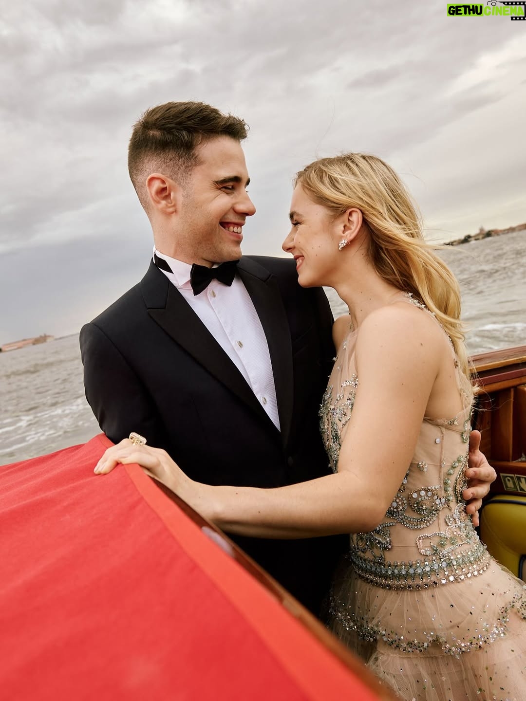 Clara Galle - 0.9 Million Likes - Venice Film Festival 2025…esto se va convirtiendo en una tradición anual. Qué sensación tan increíble la de poder ver películas en una ciudad de cuento. Y mejor acompañada imposible. Gracias @armanibeauty ❤️ Y gracias @giorgioarmani por brindarme la oportunidad de llevar esta pieza tan espectacular. 

Y equipo… qué decir. Sois quien hace posible esto y quien hace que lo fácil decir disfrutar lo sea aún más. @carlosramoss @jesus_pyn @jufcarreira @paulaalen_ @andresgarlujan (fotones siempre) @rebecatfigueroa (💙) @_freddyalonso (👗💚) #armanimakeup