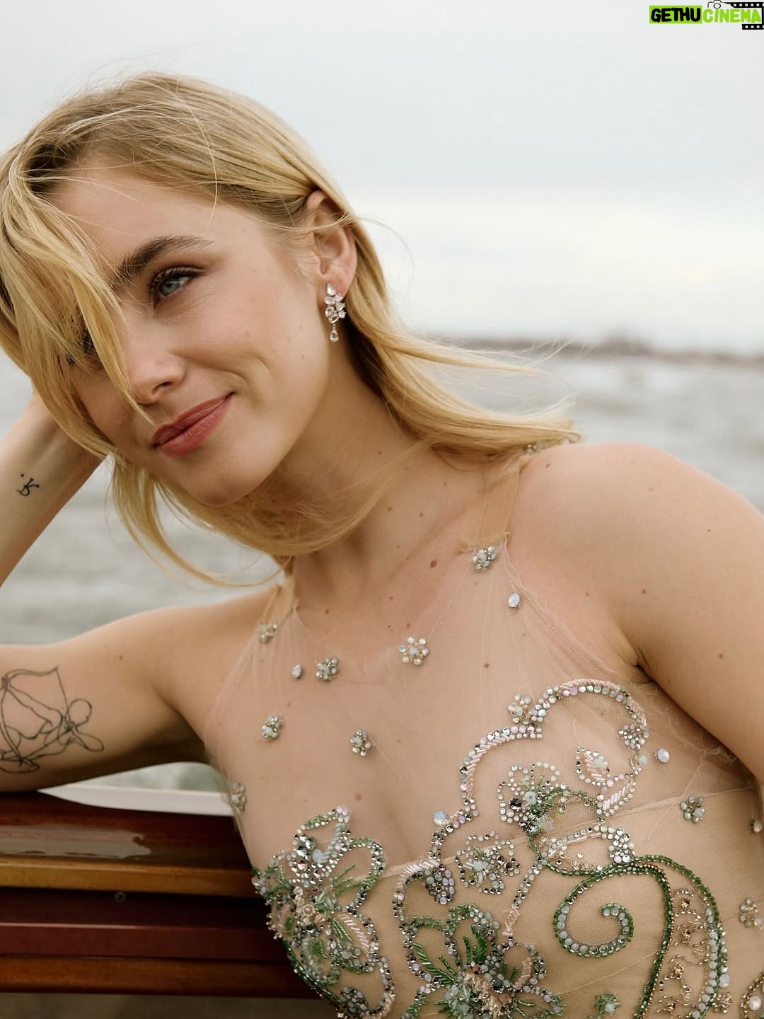 Clara Galle - 0.9 Million Likes - Venice Film Festival 2025…esto se va convirtiendo en una tradición anual. Qué sensación tan increíble la de poder ver películas en una ciudad de cuento. Y mejor acompañada imposible. Gracias @armanibeauty ❤️ Y gracias @giorgioarmani por brindarme la oportunidad de llevar esta pieza tan espectacular. 

Y equipo… qué decir. Sois quien hace posible esto y quien hace que lo fácil decir disfrutar lo sea aún más. @carlosramoss @jesus_pyn @jufcarreira @paulaalen_ @andresgarlujan (fotones siempre) @rebecatfigueroa (💙) @_freddyalonso (👗💚) #armanimakeup