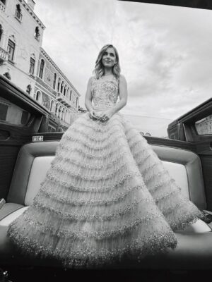 Clara Galle Instagram - Venice Film Festival 2025…esto se va convirtiendo en una tradición anual. Qué sensación tan increíble la de poder ver películas en una ciudad de cuento. Y mejor acompañada imposible. Gracias @armanibeauty ❤️ Y gracias @giorgioarmani por brindarme la oportunidad de llevar esta pieza tan espectacular. 

Y equipo… qué decir. Sois quien hace posible esto y quien hace que lo fácil decir disfrutar lo sea aún más. @carlosramoss @jesus_pyn @jufcarreira @paulaalen_ @andresgarlujan (fotones siempre) @rebecatfigueroa (💙) @_freddyalonso (👗💚) #armanimakeup