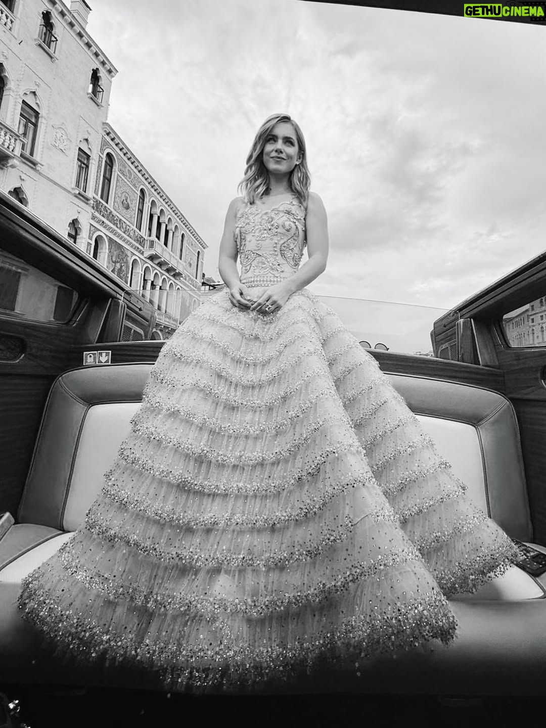 Clara Galle - 0.9 Million Likes - Venice Film Festival 2025…esto se va convirtiendo en una tradición anual. Qué sensación tan increíble la de poder ver películas en una ciudad de cuento. Y mejor acompañada imposible. Gracias @armanibeauty ❤️ Y gracias @giorgioarmani por brindarme la oportunidad de llevar esta pieza tan espectacular. 

Y equipo… qué decir. Sois quien hace posible esto y quien hace que lo fácil decir disfrutar lo sea aún más. @carlosramoss @jesus_pyn @jufcarreira @paulaalen_ @andresgarlujan (fotones siempre) @rebecatfigueroa (💙) @_freddyalonso (👗💚) #armanimakeup