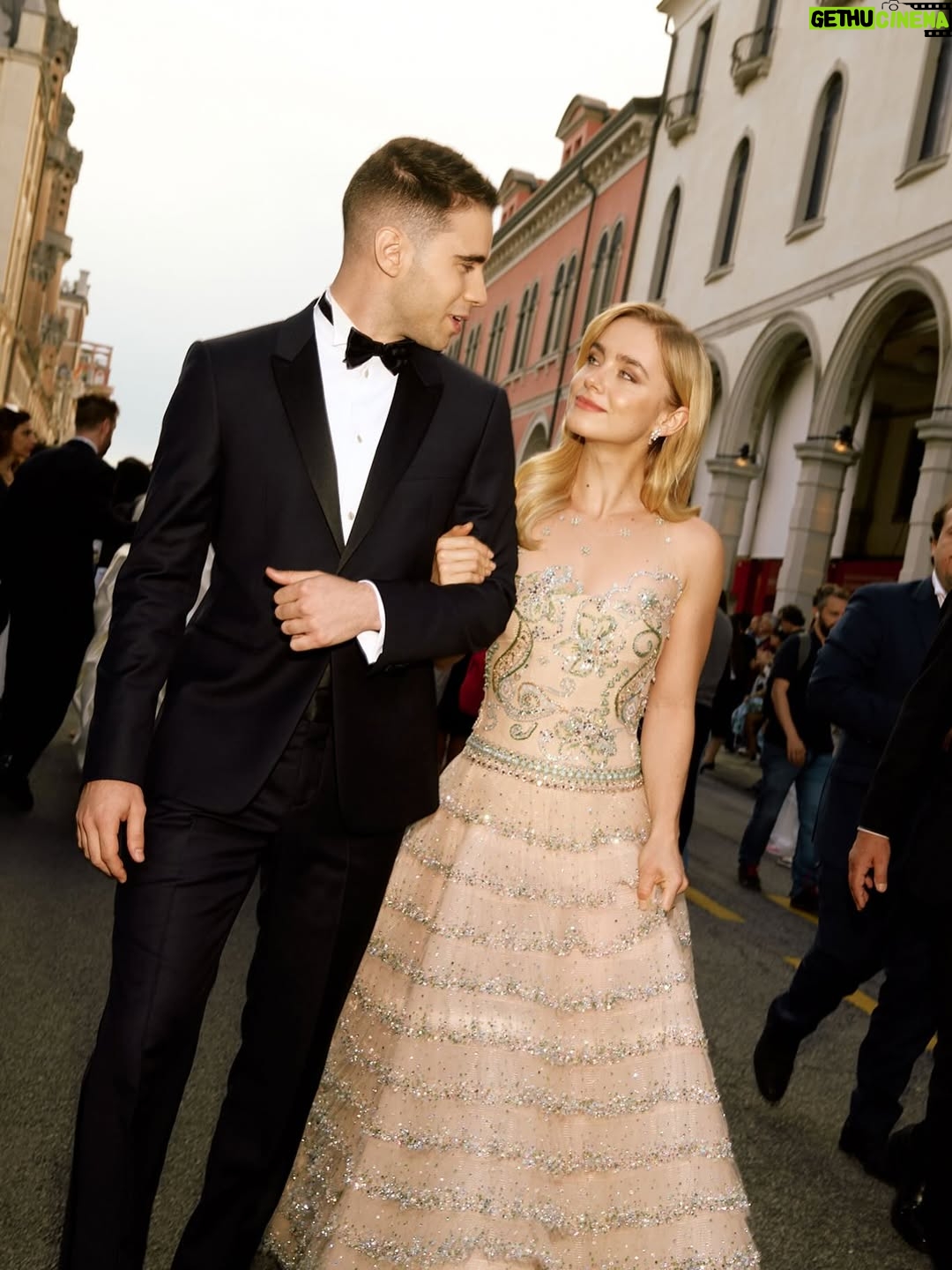 Clara Galle - 0.9 Million Likes - Venice Film Festival 2025…esto se va convirtiendo en una tradición anual. Qué sensación tan increíble la de poder ver películas en una ciudad de cuento. Y mejor acompañada imposible. Gracias @armanibeauty ❤️ Y gracias @giorgioarmani por brindarme la oportunidad de llevar esta pieza tan espectacular. 

Y equipo… qué decir. Sois quien hace posible esto y quien hace que lo fácil decir disfrutar lo sea aún más. @carlosramoss @jesus_pyn @jufcarreira @paulaalen_ @andresgarlujan (fotones siempre) @rebecatfigueroa (💙) @_freddyalonso (👗💚) #armanimakeup