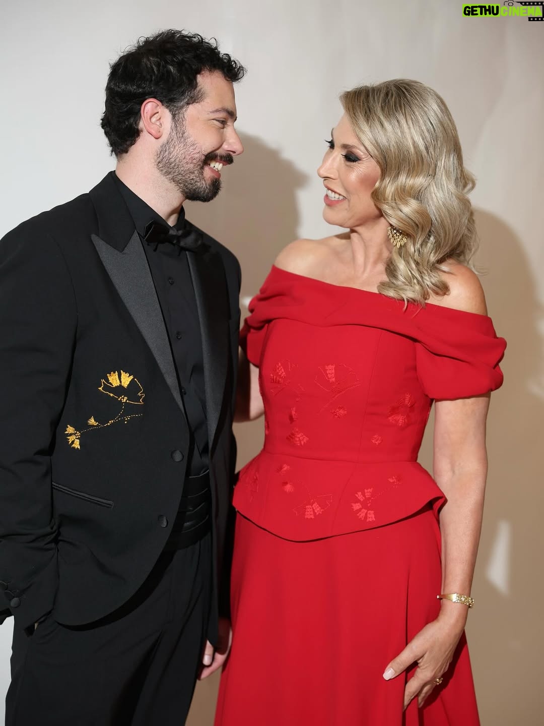 Clara de Sousa - 21.8K Likes - Há encontros que ficam. E o que tive com o estilista @nunoabrantes_atelier foi um deles. Foi ele quem criou o vestido que usei este ano na 29ª gala dos Globos de Ouro, um vestido pensado com detalhe, bordado com tempo, um bem tão precioso e raro nos dias que correm sempre muito apressados. 
A escolha da cor foi fácil para o Nuno, que captou de imediato o que fazia sentido para mim e para a noite. 
Os cravos bordados à mão, símbolos de liberdade e portugalidade, surgiram delicadamente no vestido… e também no seu próprio smoking, como um fio discreto que nos ligava naquela noite. Pequenos grandes pormenores que dizem tanto de quem cria com sentido. 
Criativo, atento, generoso. O Nuno não quis apenas desenhar um vestido bonito; quis que me sentisse confortável e confiante na pele de apresentadora da gala. E conseguiu.
É um nome a reter. Porque tem talento, tem sensibilidade e já deixa marca. 
O futuro será seu. 
E será brilhante.
Como o seu sorriso. 
Obrigada Nuno! 
📸 @ruivalido 
#nunoabrantesatelier #modaportuguesa #talentonacional #reddressgala #globosdeouro2025 #sic