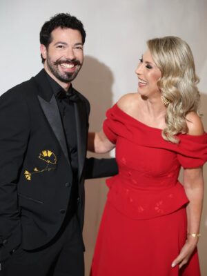 Clara de Sousa Instagram - Há encontros que ficam. E o que tive com o estilista @nunoabrantes_atelier foi um deles. Foi ele quem criou o vestido que usei este ano na 29ª gala dos Globos de Ouro, um vestido pensado com detalhe, bordado com tempo, um bem tão precioso e raro nos dias que correm sempre muito apressados. 
A escolha da cor foi fácil para o Nuno, que captou de imediato o que fazia sentido para mim e para a noite. 
Os cravos bordados à mão, símbolos de liberdade e portugalidade, surgiram delicadamente no vestido… e também no seu próprio smoking, como um fio discreto que nos ligava naquela noite. Pequenos grandes pormenores que dizem tanto de quem cria com sentido. 
Criativo, atento, generoso. O Nuno não quis apenas desenhar um vestido bonito; quis que me sentisse confortável e confiante na pele de apresentadora da gala. E conseguiu.
É um nome a reter. Porque tem talento, tem sensibilidade e já deixa marca. 
O futuro será seu. 
E será brilhante.
Como o seu sorriso. 
Obrigada Nuno! 
📸 @ruivalido 
#nunoabrantesatelier #modaportuguesa #talentonacional #reddressgala #globosdeouro2025 #sic