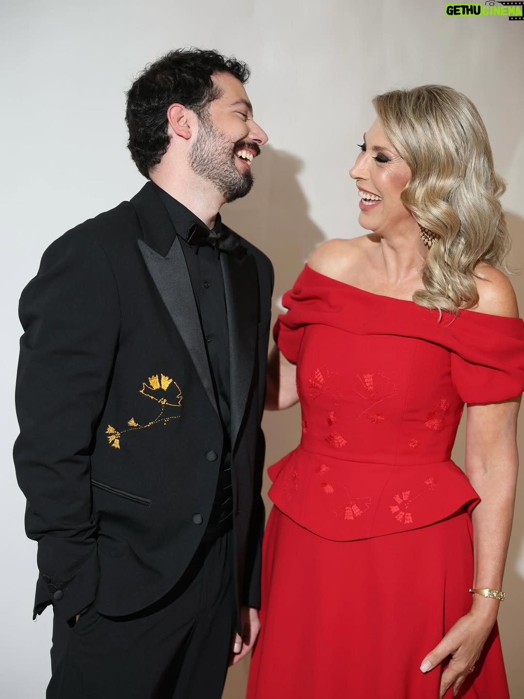 Clara de Sousa - 21.8K Likes - Há encontros que ficam. E o que tive com o estilista @nunoabrantes_atelier foi um deles. Foi ele quem criou o vestido que usei este ano na 29ª gala dos Globos de Ouro, um vestido pensado com detalhe, bordado com tempo, um bem tão precioso e raro nos dias que correm sempre muito apressados. 
A escolha da cor foi fácil para o Nuno, que captou de imediato o que fazia sentido para mim e para a noite. 
Os cravos bordados à mão, símbolos de liberdade e portugalidade, surgiram delicadamente no vestido… e também no seu próprio smoking, como um fio discreto que nos ligava naquela noite. Pequenos grandes pormenores que dizem tanto de quem cria com sentido. 
Criativo, atento, generoso. O Nuno não quis apenas desenhar um vestido bonito; quis que me sentisse confortável e confiante na pele de apresentadora da gala. E conseguiu.
É um nome a reter. Porque tem talento, tem sensibilidade e já deixa marca. 
O futuro será seu. 
E será brilhante.
Como o seu sorriso. 
Obrigada Nuno! 
📸 @ruivalido 
#nunoabrantesatelier #modaportuguesa #talentonacional #reddressgala #globosdeouro2025 #sic
