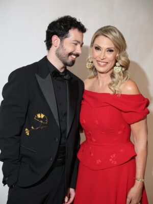 Clara de Sousa Instagram - Há encontros que ficam. E o que tive com o estilista @nunoabrantes_atelier foi um deles. Foi ele quem criou o vestido que usei este ano na 29ª gala dos Globos de Ouro, um vestido pensado com detalhe, bordado com tempo, um bem tão precioso e raro nos dias que correm sempre muito apressados. 
A escolha da cor foi fácil para o Nuno, que captou de imediato o que fazia sentido para mim e para a noite. 
Os cravos bordados à mão, símbolos de liberdade e portugalidade, surgiram delicadamente no vestido… e também no seu próprio smoking, como um fio discreto que nos ligava naquela noite. Pequenos grandes pormenores que dizem tanto de quem cria com sentido. 
Criativo, atento, generoso. O Nuno não quis apenas desenhar um vestido bonito; quis que me sentisse confortável e confiante na pele de apresentadora da gala. E conseguiu.
É um nome a reter. Porque tem talento, tem sensibilidade e já deixa marca. 
O futuro será seu. 
E será brilhante.
Como o seu sorriso. 
Obrigada Nuno! 
📸 @ruivalido 
#nunoabrantesatelier #modaportuguesa #talentonacional #reddressgala #globosdeouro2025 #sic
