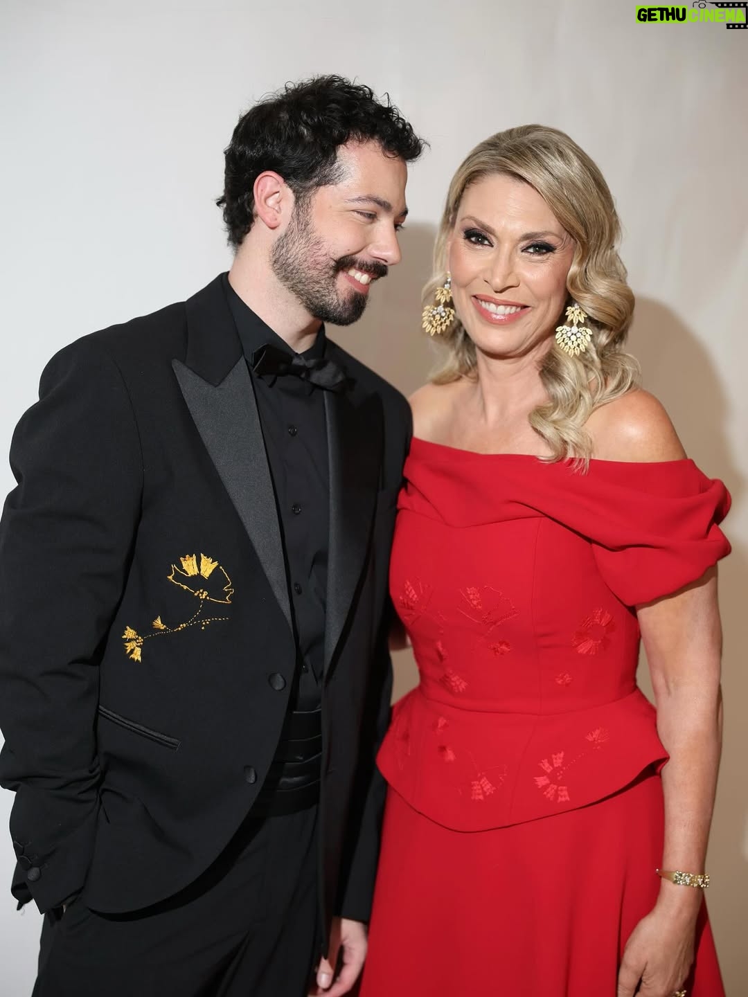 Clara de Sousa - 21.8K Likes - Há encontros que ficam. E o que tive com o estilista @nunoabrantes_atelier foi um deles. Foi ele quem criou o vestido que usei este ano na 29ª gala dos Globos de Ouro, um vestido pensado com detalhe, bordado com tempo, um bem tão precioso e raro nos dias que correm sempre muito apressados. 
A escolha da cor foi fácil para o Nuno, que captou de imediato o que fazia sentido para mim e para a noite. 
Os cravos bordados à mão, símbolos de liberdade e portugalidade, surgiram delicadamente no vestido… e também no seu próprio smoking, como um fio discreto que nos ligava naquela noite. Pequenos grandes pormenores que dizem tanto de quem cria com sentido. 
Criativo, atento, generoso. O Nuno não quis apenas desenhar um vestido bonito; quis que me sentisse confortável e confiante na pele de apresentadora da gala. E conseguiu.
É um nome a reter. Porque tem talento, tem sensibilidade e já deixa marca. 
O futuro será seu. 
E será brilhante.
Como o seu sorriso. 
Obrigada Nuno! 
📸 @ruivalido 
#nunoabrantesatelier #modaportuguesa #talentonacional #reddressgala #globosdeouro2025 #sic
