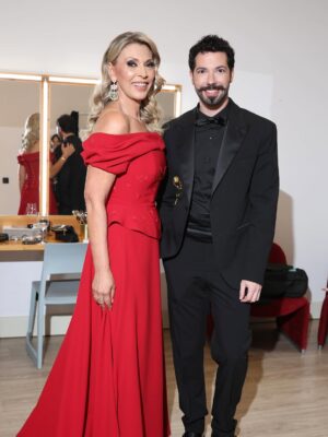 Clara de Sousa Instagram - Há encontros que ficam. E o que tive com o estilista @nunoabrantes_atelier foi um deles. Foi ele quem criou o vestido que usei este ano na 29ª gala dos Globos de Ouro, um vestido pensado com detalhe, bordado com tempo, um bem tão precioso e raro nos dias que correm sempre muito apressados. 
A escolha da cor foi fácil para o Nuno, que captou de imediato o que fazia sentido para mim e para a noite. 
Os cravos bordados à mão, símbolos de liberdade e portugalidade, surgiram delicadamente no vestido… e também no seu próprio smoking, como um fio discreto que nos ligava naquela noite. Pequenos grandes pormenores que dizem tanto de quem cria com sentido. 
Criativo, atento, generoso. O Nuno não quis apenas desenhar um vestido bonito; quis que me sentisse confortável e confiante na pele de apresentadora da gala. E conseguiu.
É um nome a reter. Porque tem talento, tem sensibilidade e já deixa marca. 
O futuro será seu. 
E será brilhante.
Como o seu sorriso. 
Obrigada Nuno! 
📸 @ruivalido 
#nunoabrantesatelier #modaportuguesa #talentonacional #reddressgala #globosdeouro2025 #sic