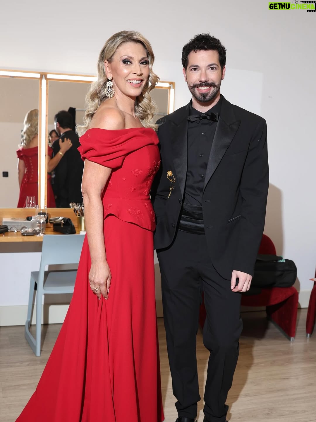 Clara de Sousa - 21.8K Likes - Há encontros que ficam. E o que tive com o estilista @nunoabrantes_atelier foi um deles. Foi ele quem criou o vestido que usei este ano na 29ª gala dos Globos de Ouro, um vestido pensado com detalhe, bordado com tempo, um bem tão precioso e raro nos dias que correm sempre muito apressados. 
A escolha da cor foi fácil para o Nuno, que captou de imediato o que fazia sentido para mim e para a noite. 
Os cravos bordados à mão, símbolos de liberdade e portugalidade, surgiram delicadamente no vestido… e também no seu próprio smoking, como um fio discreto que nos ligava naquela noite. Pequenos grandes pormenores que dizem tanto de quem cria com sentido. 
Criativo, atento, generoso. O Nuno não quis apenas desenhar um vestido bonito; quis que me sentisse confortável e confiante na pele de apresentadora da gala. E conseguiu.
É um nome a reter. Porque tem talento, tem sensibilidade e já deixa marca. 
O futuro será seu. 
E será brilhante.
Como o seu sorriso. 
Obrigada Nuno! 
📸 @ruivalido 
#nunoabrantesatelier #modaportuguesa #talentonacional #reddressgala #globosdeouro2025 #sic