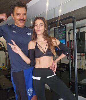 Claudia Álvarez Instagram - Yo creo que las parejas que entrenan juntas no sólo se fortalecen, si no que también se fortalecen 💪🤣🥰. Porque la disciplina se comparte, la motivación se contagia y la unión se multiplica. ¿Listos para entrenar en pareja? 🔥👫 @billyrovzar #strongtogether