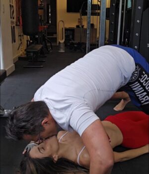 Claudia Álvarez Instagram - Yo creo que las parejas que entrenan juntas no sólo se fortalecen, si no que también se fortalecen 💪🤣🥰. Porque la disciplina se comparte, la motivación se contagia y la unión se multiplica. ¿Listos para entrenar en pareja? 🔥👫 @billyrovzar #strongtogether
