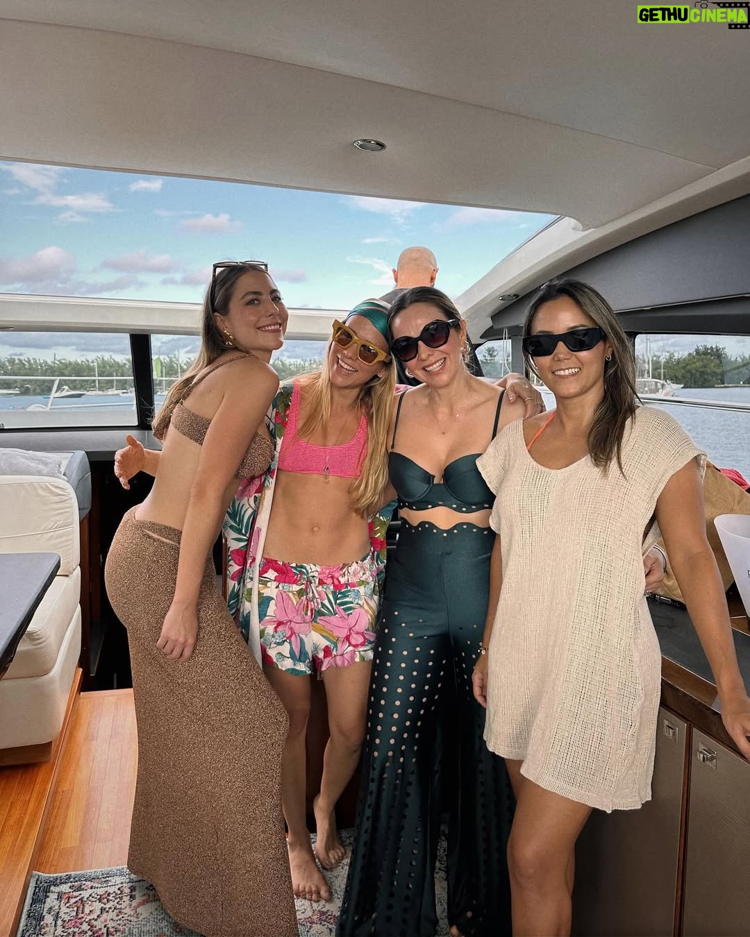 Claudia Vergara - 14.5K Likes - Deliciosurita de bday weekend🤍 
La mas bendecida siempre de estar rodeada de la gente mas espectacular del mundo, los amooo!🥰 

@primeluxuryexperiences gracias por el servicio mas top de todos!💕