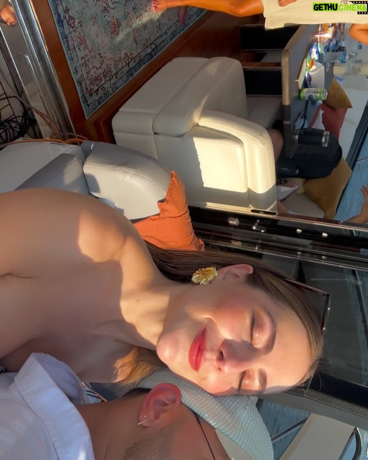 Claudia Vergara - 14.5K Likes - Deliciosurita de bday weekend🤍 
La mas bendecida siempre de estar rodeada de la gente mas espectacular del mundo, los amooo!🥰 

@primeluxuryexperiences gracias por el servicio mas top de todos!💕
