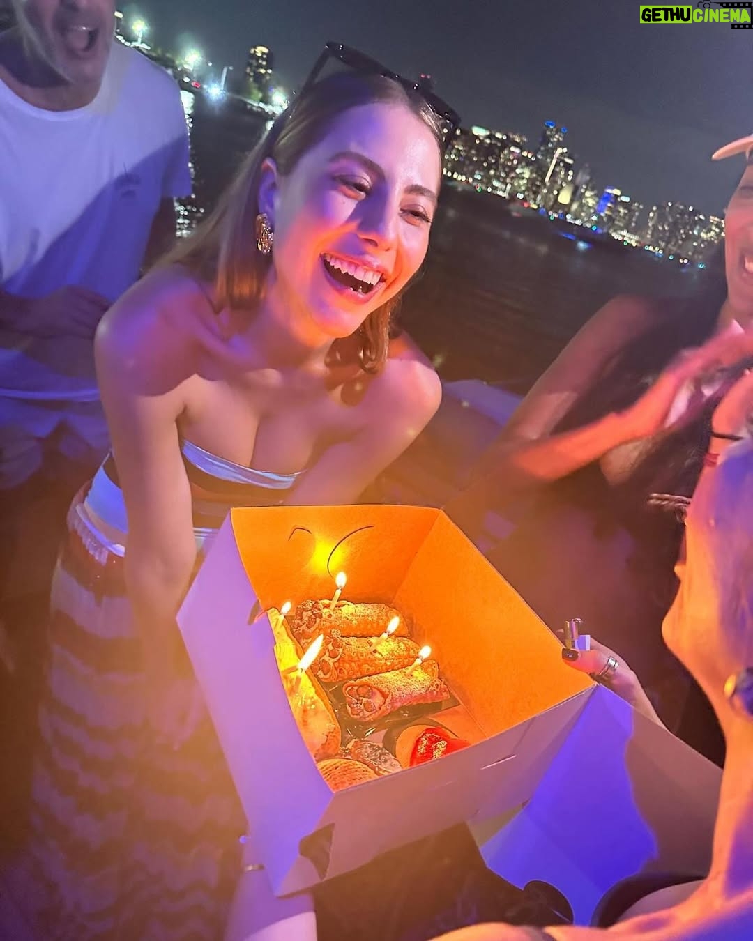 Claudia Vergara - 14.5K Likes - Deliciosurita de bday weekend🤍 
La mas bendecida siempre de estar rodeada de la gente mas espectacular del mundo, los amooo!🥰 

@primeluxuryexperiences gracias por el servicio mas top de todos!💕