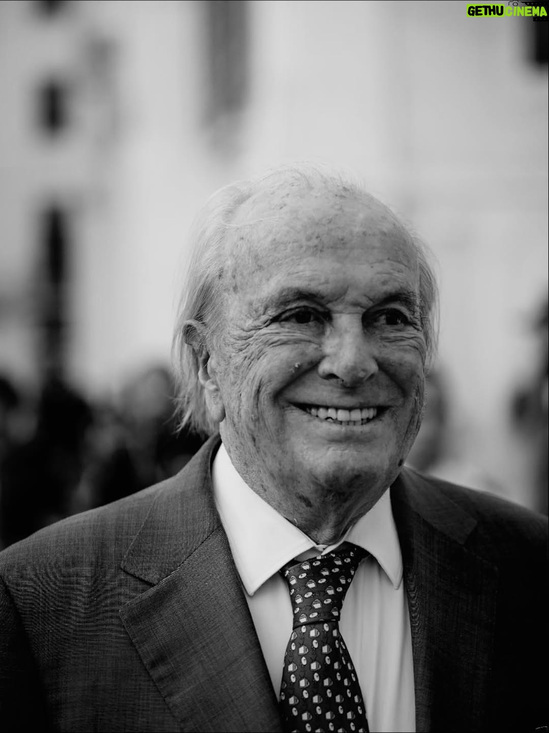 Cláudia Vieira - 5.7K Likes - Hoje despedimo-nos de um homem que marcou a história deste país e de todos aqueles que se cruzaram com ele. 

Um homem de muitas facetas profissionais, um comunicador nato e um amante da liberdade de expressão. 

Um beijo à esposa Mercedes e aos filhos Francisco Pedro, Mónica, Joana, Henrique e Francisco Maria. Muita força. 

Descanse em paz Francisco Pinto Balsemão. O legado ficará, sempre.