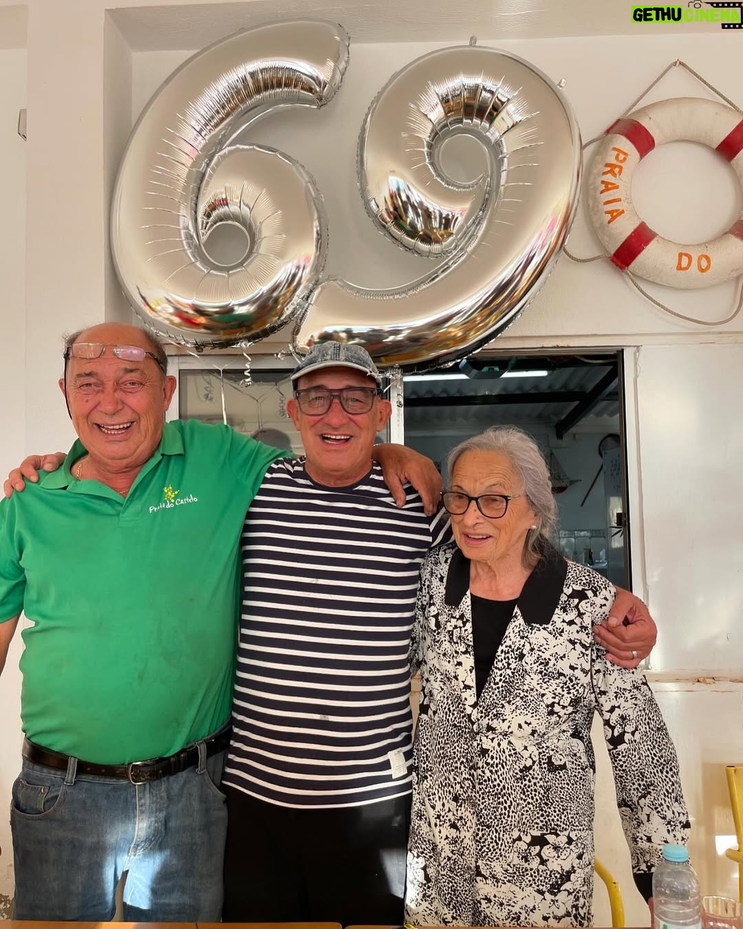 Cláudia Vieira - 21.7K Likes - E hoje foi dia de celebrar ♥️
Celebrar os 93 anos da vida da avó Ludovina, que é uma força da natureza!
Celebrar os 69 do tio Vergílio (o meu tio preferido😬😅)
Partilhar momentos de azáfama e boa disposição em família 😂
E terminar o dia com um pôr do sol daqueles, que nenhuma fotografia reproduz o que os olhos  assistiam!