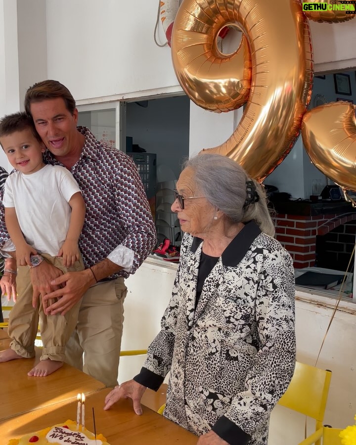 Cláudia Vieira - 21.7K Likes - E hoje foi dia de celebrar ♥️
Celebrar os 93 anos da vida da avó Ludovina, que é uma força da natureza!
Celebrar os 69 do tio Vergílio (o meu tio preferido😬😅)
Partilhar momentos de azáfama e boa disposição em família 😂
E terminar o dia com um pôr do sol daqueles, que nenhuma fotografia reproduz o que os olhos  assistiam!