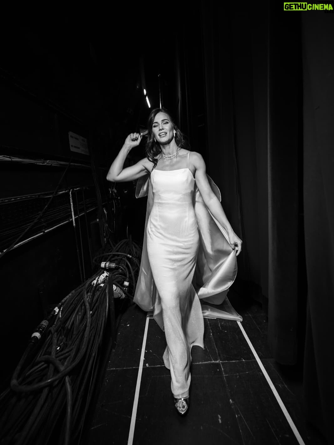 Cláudia Vieira - 5.9K Likes - Há 1 semana estava no backstage dos Globos a tirar estas fotos lindas com o @salvadorcolaco. Tão bom sermos felizes no que fazemos, não é? Tão bom que merece um vinho e pastel para celebrar. ❤️🫶🏼