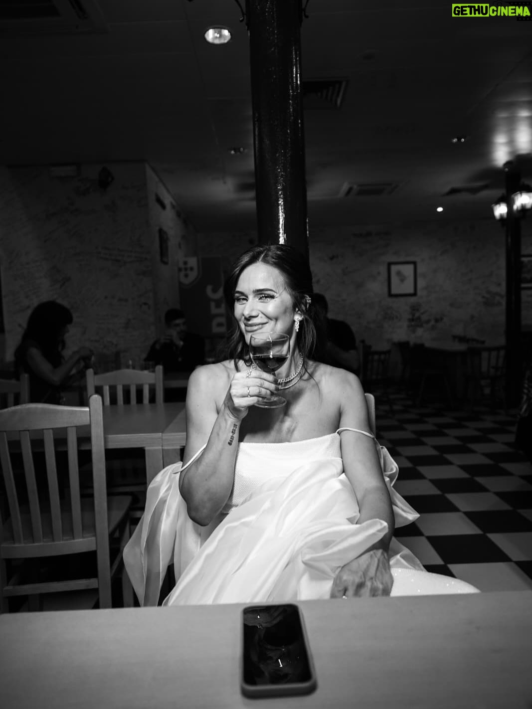 Cláudia Vieira - 5.9K Likes - Há 1 semana estava no backstage dos Globos a tirar estas fotos lindas com o @salvadorcolaco. Tão bom sermos felizes no que fazemos, não é? Tão bom que merece um vinho e pastel para celebrar. ❤️🫶🏼