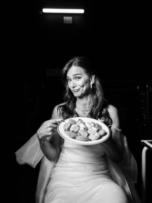 Cláudia Vieira Instagram - Há 1 semana estava no backstage dos Globos a tirar estas fotos lindas com o @salvadorcolaco. Tão bom sermos felizes no que fazemos, não é? Tão bom que merece um vinho e pastel para celebrar. ❤️🫶🏼