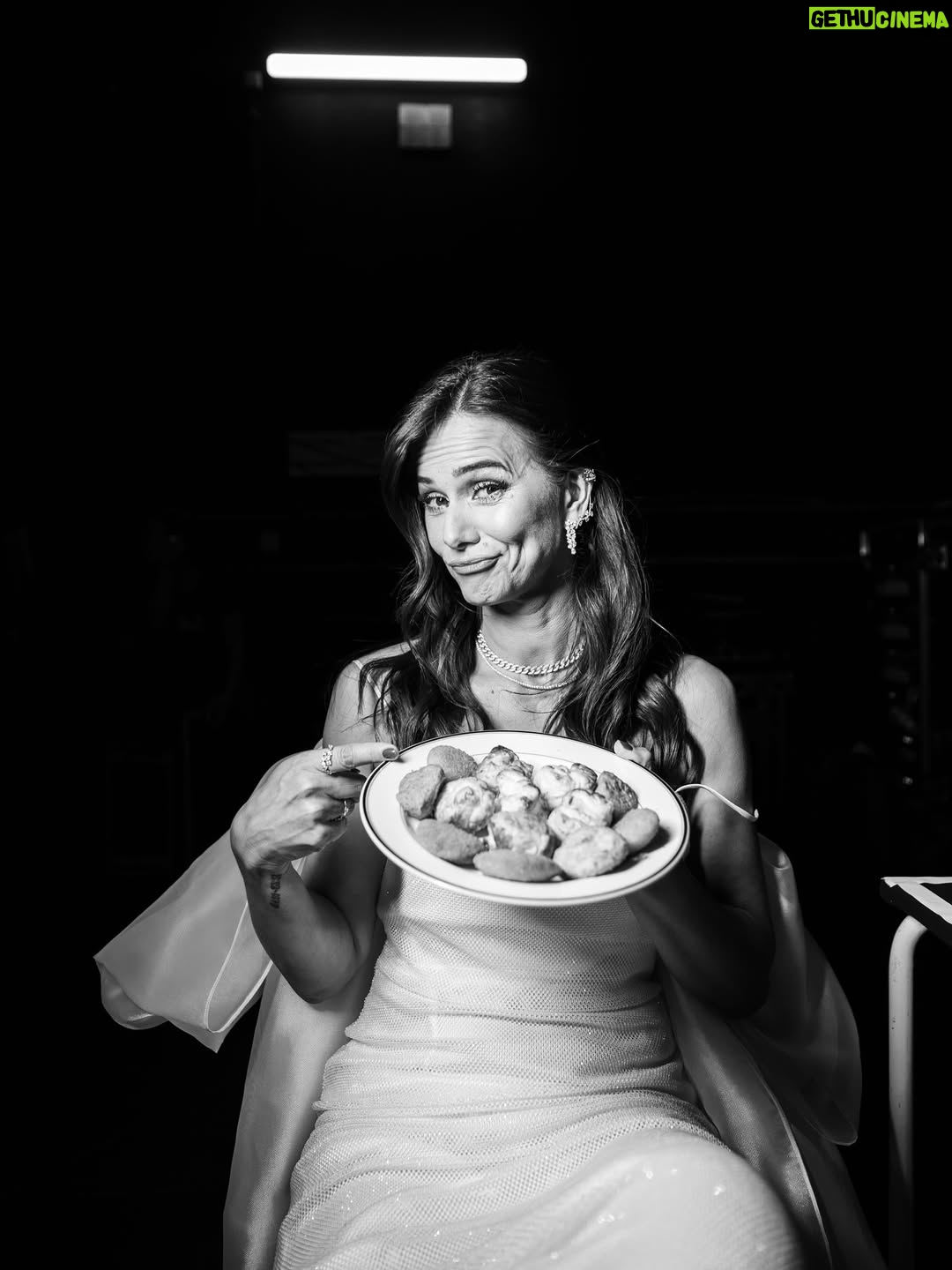 Cláudia Vieira - 5.9K Likes - Há 1 semana estava no backstage dos Globos a tirar estas fotos lindas com o @salvadorcolaco. Tão bom sermos felizes no que fazemos, não é? Tão bom que merece um vinho e pastel para celebrar. ❤️🫶🏼