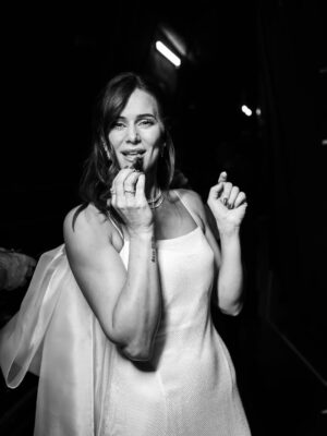 Cláudia Vieira Instagram - Há 1 semana estava no backstage dos Globos a tirar estas fotos lindas com o @salvadorcolaco. Tão bom sermos felizes no que fazemos, não é? Tão bom que merece um vinho e pastel para celebrar. ❤️🫶🏼