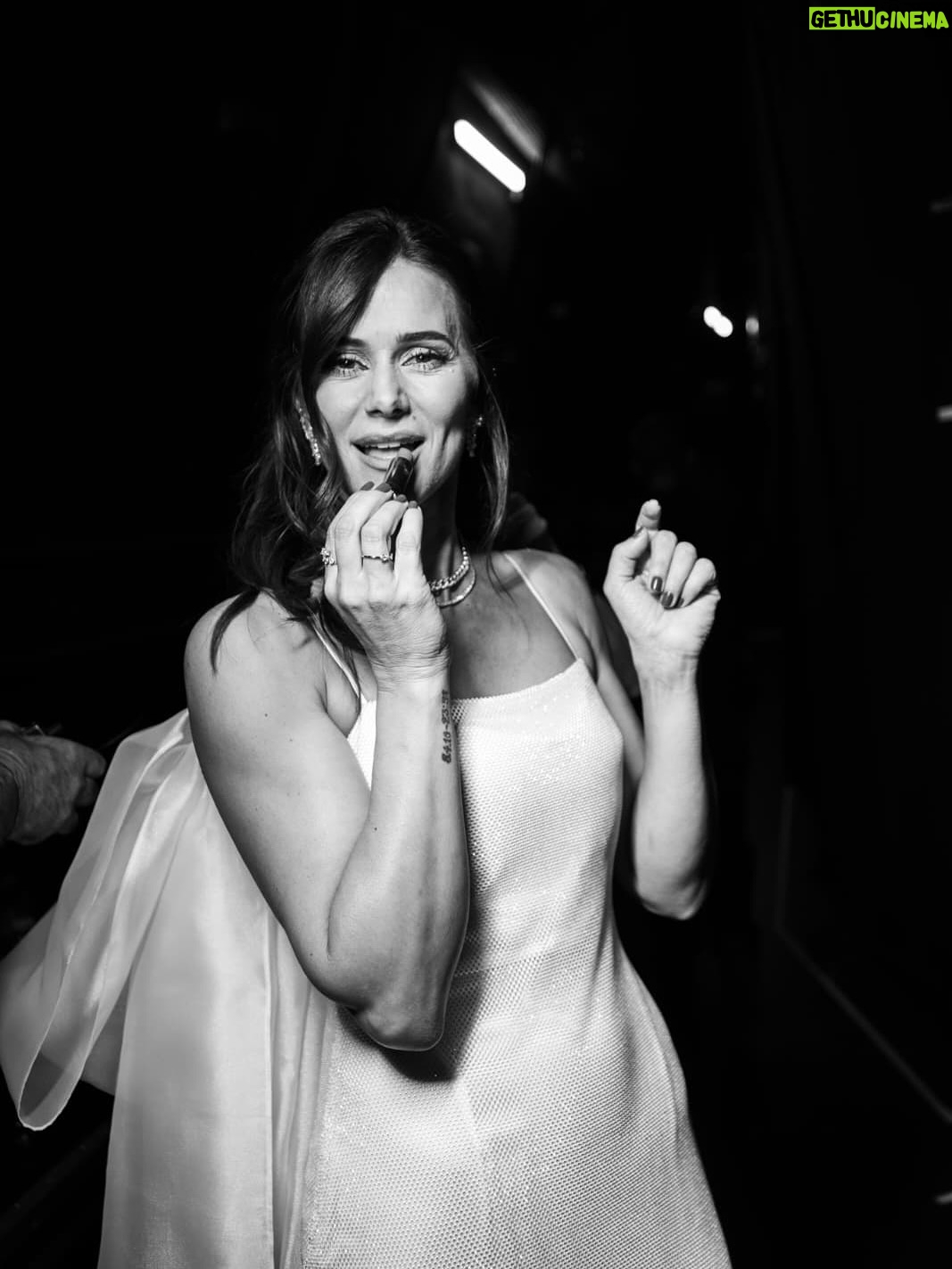 Cláudia Vieira - 5.9K Likes - Há 1 semana estava no backstage dos Globos a tirar estas fotos lindas com o @salvadorcolaco. Tão bom sermos felizes no que fazemos, não é? Tão bom que merece um vinho e pastel para celebrar. ❤️🫶🏼