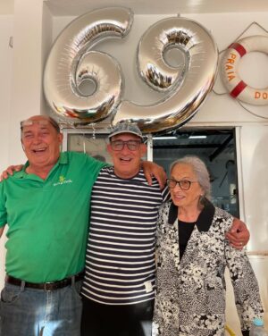 Cláudia Vieira Instagram - E hoje foi dia de celebrar ♥️
Celebrar os 93 anos da vida da avó Ludovina, que é uma força da natureza!
Celebrar os 69 do tio Vergílio (o meu tio preferido😬😅)
Partilhar momentos de azáfama e boa disposição em família 😂
E terminar o dia com um pôr do sol daqueles, que nenhuma fotografia reproduz o que os olhos  assistiam!
