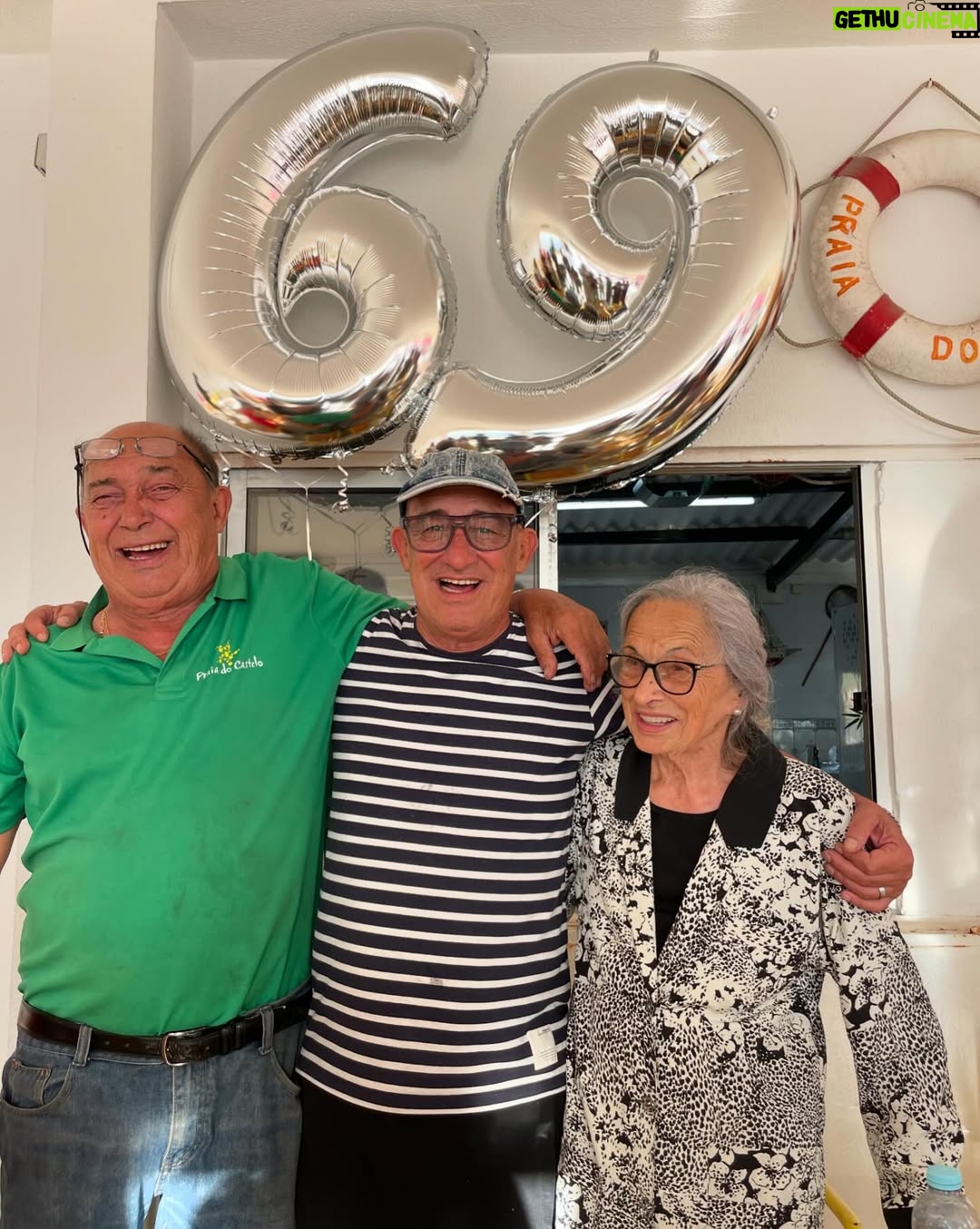Cláudia Vieira - 21.7K Likes - E hoje foi dia de celebrar ♥️
Celebrar os 93 anos da vida da avó Ludovina, que é uma força da natureza!
Celebrar os 69 do tio Vergílio (o meu tio preferido😬😅)
Partilhar momentos de azáfama e boa disposição em família 😂
E terminar o dia com um pôr do sol daqueles, que nenhuma fotografia reproduz o que os olhos  assistiam!