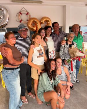 Cláudia Vieira Instagram - E hoje foi dia de celebrar ♥️
Celebrar os 93 anos da vida da avó Ludovina, que é uma força da natureza!
Celebrar os 69 do tio Vergílio (o meu tio preferido😬😅)
Partilhar momentos de azáfama e boa disposição em família 😂
E terminar o dia com um pôr do sol daqueles, que nenhuma fotografia reproduz o que os olhos  assistiam!