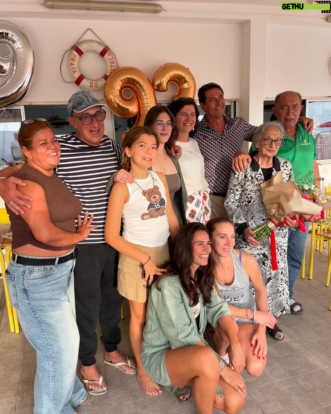 Cláudia Vieira - 21.7K Likes - E hoje foi dia de celebrar ♥️
Celebrar os 93 anos da vida da avó Ludovina, que é uma força da natureza!
Celebrar os 69 do tio Vergílio (o meu tio preferido😬😅)
Partilhar momentos de azáfama e boa disposição em família 😂
E terminar o dia com um pôr do sol daqueles, que nenhuma fotografia reproduz o que os olhos  assistiam!