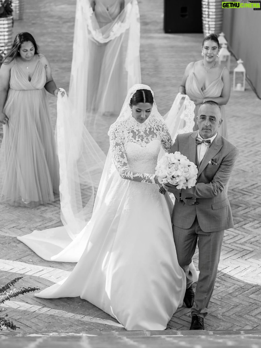 Coralie Porrovecchio - 106.5K Likes - À moi, petite fille.
Tu te souviens de tous ces vœux murmurés avant de t’endormir ?
De cette vie que tu imaginais, pleine d’amour, de rires et de lumière ?
Tu l’as fait. On l’a fait.
Aujourd’hui, j’ai 30 ans. Je suis mariée, j’ai trois enfants, et je vis exactement la vie dont tu rêvais en secret.
Merci d’avoir cru, d’avoir espéré, d’avoir tenu bon.
Tu peux te reposer un peu maintenant, petite fille.
Je m’occupe de la suite. 🤍