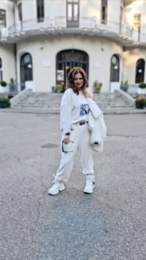 Corina Dănilă Instagram - Este atât de naturală!! 
@corinadanila 🤍
Costum: https://www.ceramihailescu.com/products/norah-ensemble-6