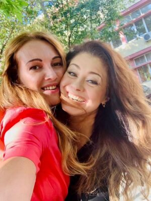 Corina Dănilă Instagram - Nu ne vedem des. Alergăm, pe unde ..ne aleargă viața! Dar sunt momente în care ne întâlnim, pe care le prețuiesc și pentru care-i sunt recunoscătoare pe viață.. Ea e genul de OM pe care, odată ce l-ai întâlnit, îl păstrezi în suflet cu grijă!
Azi e ziua ei!
Suflet bun și luminos, să-ți fie mereu senin!
🎉❤️ La mulți ani, @larisagojnete !!!

PS: pe unde o prind, facem câte un selfie. Cred că cel mai bine ne reprezintă prima poză 😄 
#birthdaygirl #lamultiani #happybirthday #fyp #foryou #foryoupage