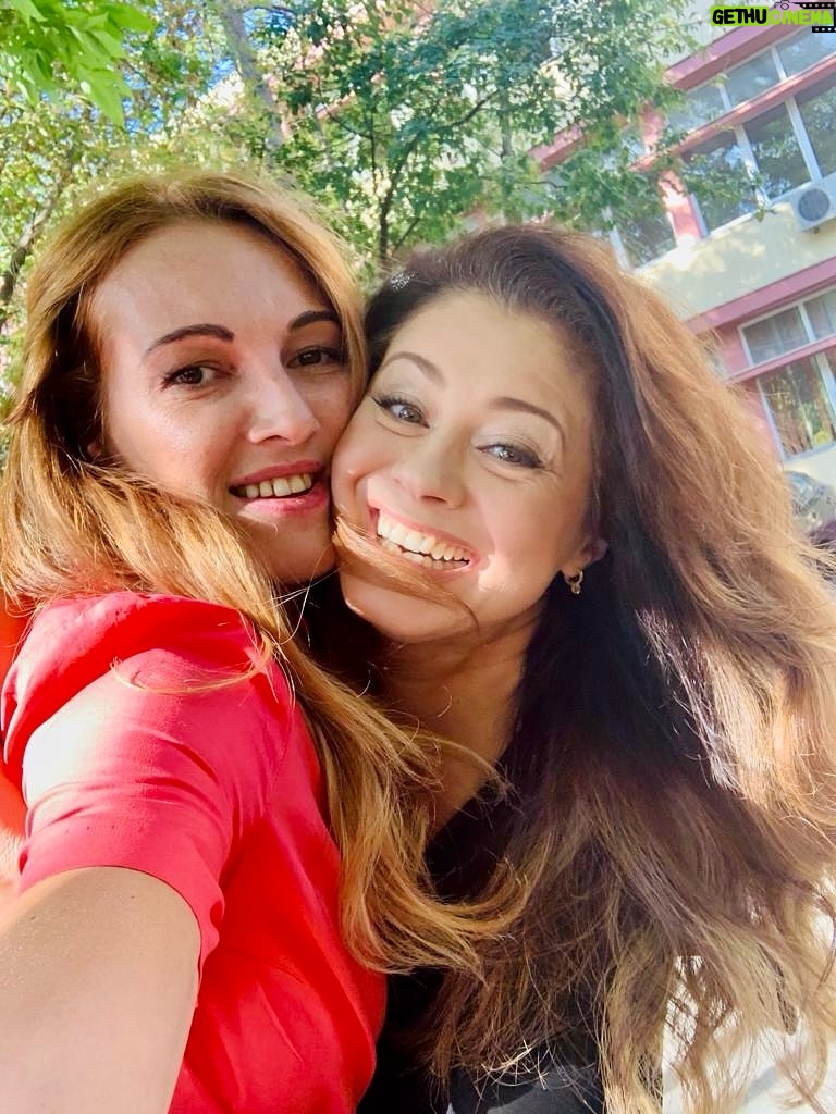 Corina Dănilă - 460 Likes - Nu ne vedem des. Alergăm, pe unde ..ne aleargă viața! Dar sunt momente în care ne întâlnim, pe care le prețuiesc și pentru care-i sunt recunoscătoare pe viață.. Ea e genul de OM pe care, odată ce l-ai întâlnit, îl păstrezi în suflet cu grijă!
Azi e ziua ei!
Suflet bun și luminos, să-ți fie mereu senin!
🎉❤️ La mulți ani, @larisagojnete !!!

PS: pe unde o prind, facem câte un selfie. Cred că cel mai bine ne reprezintă prima poză 😄 
#birthdaygirl #lamultiani #happybirthday #fyp #foryou #foryoupage