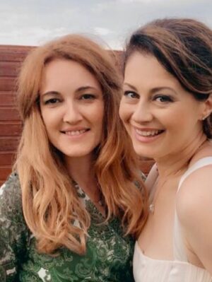 Corina Dănilă Instagram - Nu ne vedem des. Alergăm, pe unde ..ne aleargă viața! Dar sunt momente în care ne întâlnim, pe care le prețuiesc și pentru care-i sunt recunoscătoare pe viață.. Ea e genul de OM pe care, odată ce l-ai întâlnit, îl păstrezi în suflet cu grijă!
Azi e ziua ei!
Suflet bun și luminos, să-ți fie mereu senin!
🎉❤️ La mulți ani, @larisagojnete !!!

PS: pe unde o prind, facem câte un selfie. Cred că cel mai bine ne reprezintă prima poză 😄 
#birthdaygirl #lamultiani #happybirthday #fyp #foryou #foryoupage