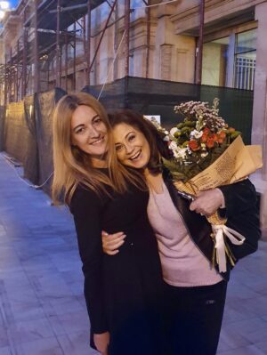 Corina Dănilă Instagram - Nu ne vedem des. Alergăm, pe unde ..ne aleargă viața! Dar sunt momente în care ne întâlnim, pe care le prețuiesc și pentru care-i sunt recunoscătoare pe viață.. Ea e genul de OM pe care, odată ce l-ai întâlnit, îl păstrezi în suflet cu grijă!
Azi e ziua ei!
Suflet bun și luminos, să-ți fie mereu senin!
🎉❤️ La mulți ani, @larisagojnete !!!

PS: pe unde o prind, facem câte un selfie. Cred că cel mai bine ne reprezintă prima poză 😄 
#birthdaygirl #lamultiani #happybirthday #fyp #foryou #foryoupage