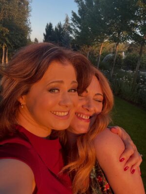 Corina Dănilă Instagram - Nu ne vedem des. Alergăm, pe unde ..ne aleargă viața! Dar sunt momente în care ne întâlnim, pe care le prețuiesc și pentru care-i sunt recunoscătoare pe viață.. Ea e genul de OM pe care, odată ce l-ai întâlnit, îl păstrezi în suflet cu grijă!
Azi e ziua ei!
Suflet bun și luminos, să-ți fie mereu senin!
🎉❤️ La mulți ani, @larisagojnete !!!

PS: pe unde o prind, facem câte un selfie. Cred că cel mai bine ne reprezintă prima poză 😄 
#birthdaygirl #lamultiani #happybirthday #fyp #foryou #foryoupage